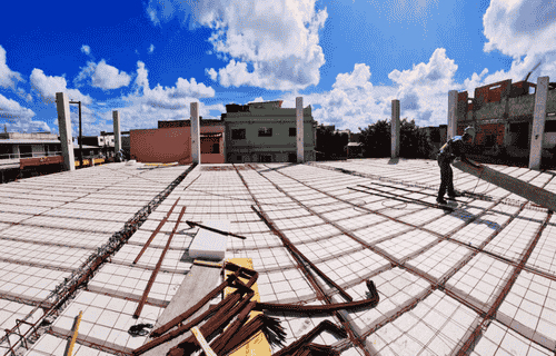 Montagem de laje treliçada em obra residencial em Salvador